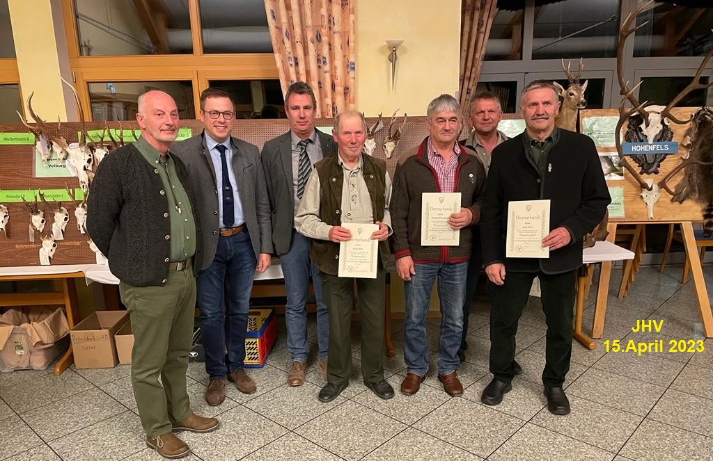 Gruppenfoto: die langjährigen Mitglieder, FD Fuhrmann und Bürgermeister Schmidt Image