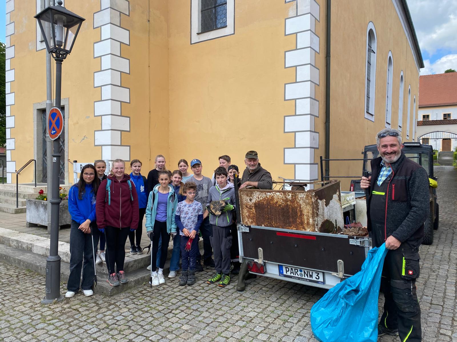Pfarrer und Firmlinge von Hohenfels sammeln Unrat im Revier Hohenfels am 24. Mai 2025 Image