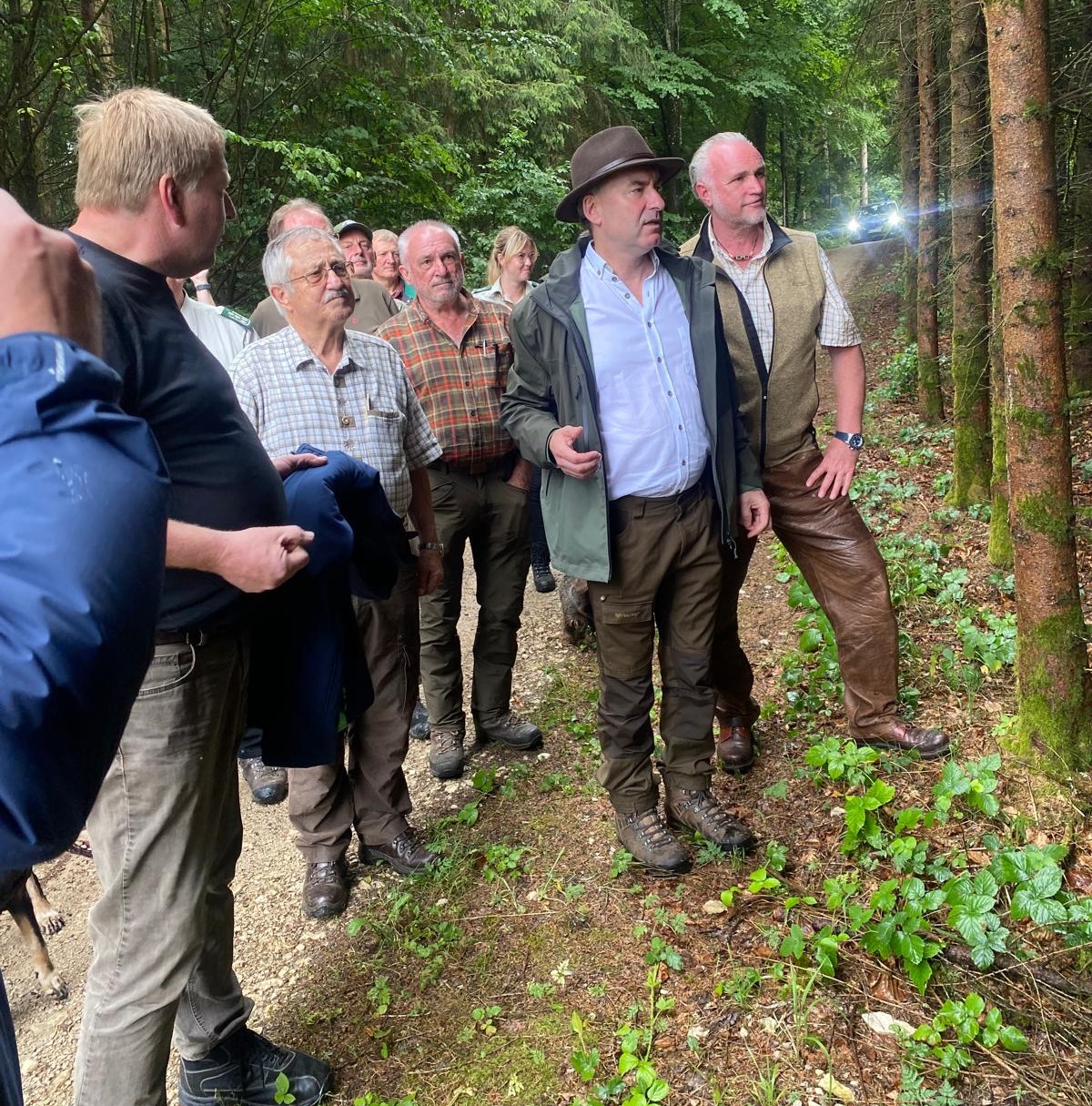 11. Juli 2025: Jagdminister Hubert Aiwanger informiert sich in Velburg / Reichertswinn vor Ort persönlich über die Rotwildsituation und die Schälschäden Image
