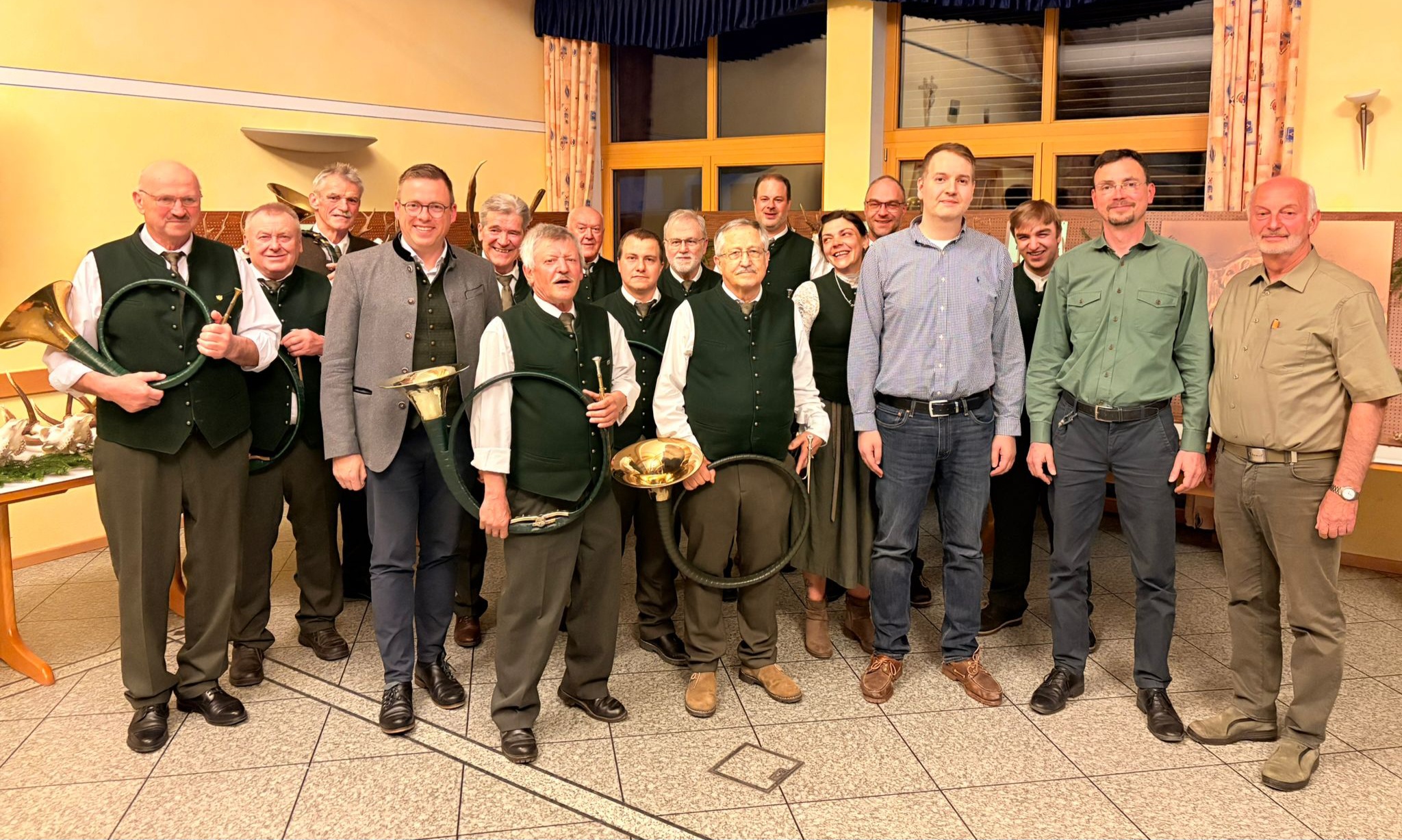 Die neue Vorstandschaft mit den Bläsern in Hollerstetten am 25.April 2026 Image