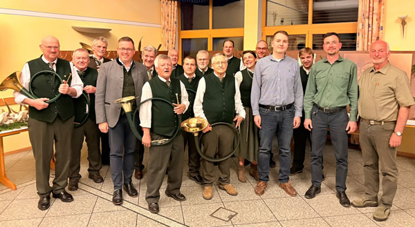 Die neue Vorstandschaft mit den Bläsern in Hollerstetten am 25.April 2026 Die neue Vorstandschaft mit den Bläsern in Hollerstetten am 25.April 2026